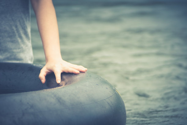 快乐的家庭假期背景孩子和父母在新鲜的河流玩和泼水在夏天度过质量时间图片下载