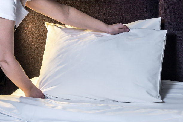 女性用手矫正枕头在床上图片下载