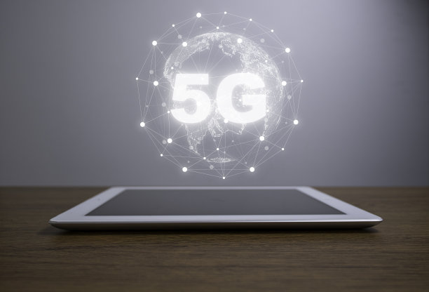 平板电脑上的5G连接虚拟世界。全球通信变革，向物联网的大转型。图片下载