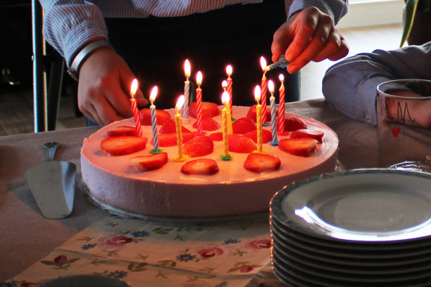 用草莓点燃生日蛋糕蜡烛图片下载
