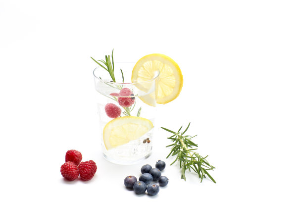 加柠檬和水果的奎宁饮料。白色背景，工作室拍摄图片下载