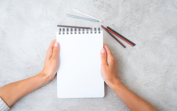 女孩的手拿着笔记本图片下载