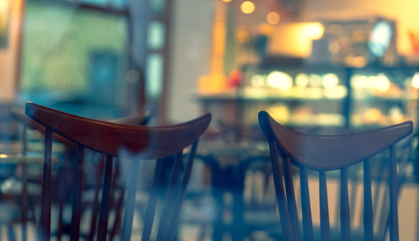 老里加市中心的空咖啡馆图片下载