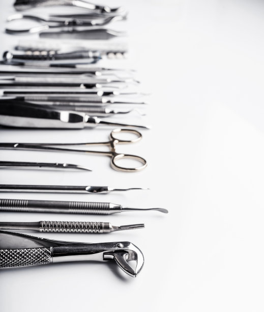 牙科工具在白色的桌子上图片下载