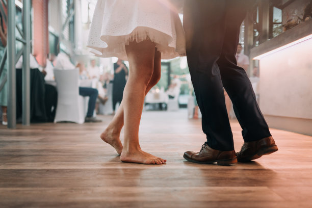 一对夫妇在室内跳舞的腿的照片图片下载