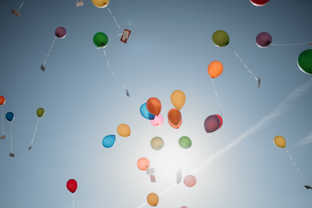 彩色氦气球在天空中飞行的照片图片下载
