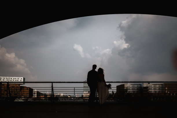 城市中新娘和新郎的剪影照片图片下载