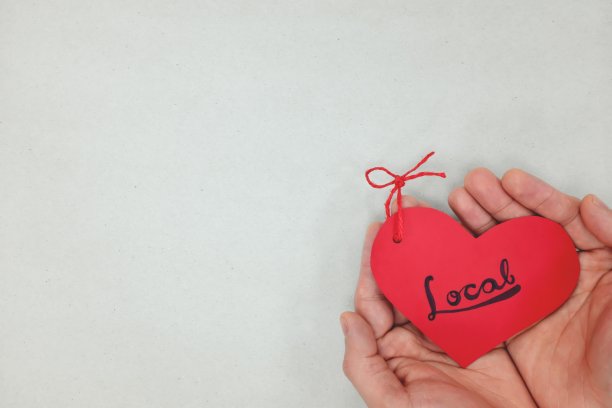 手握红心本地标签与拷贝空间。支持和购买本地产品理念。图片下载