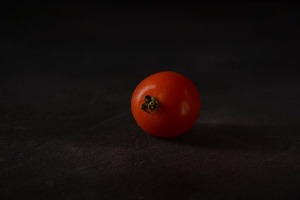 深色背景上的新鲜番茄图片下载