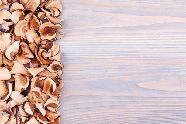 食用干蘑菇边界轻木制背景特写俯视图，干牛肝菌edulis在木材背景框架，棕色帽牛肝菌，便士面包，牛肝菌，牛肝菌，白色真菌，文本复制空间图片下载