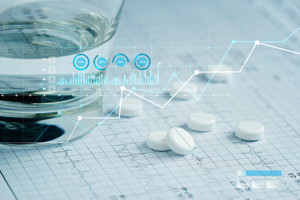 医疗保健，病人的药片和水杯放在心跳报告纸上以及医疗保健业务增长的图表。图片下载