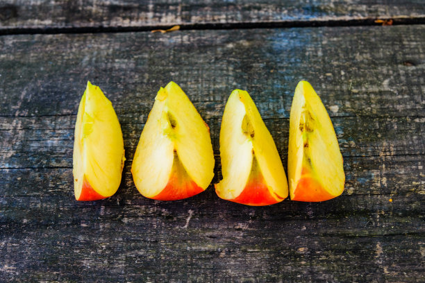 木桌上放着熟苹果切片图片下载