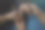 女儿牵着手，照顾年老的母亲，那是阿尔茨海默和帕金森氏症患者在黑暗的背景。图片下载
