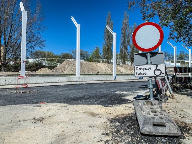 修理和建造一条城市道路。隔声围栏的混凝土柱子。城市。图片下载