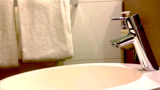 浴室里水龙头的照片图片下载