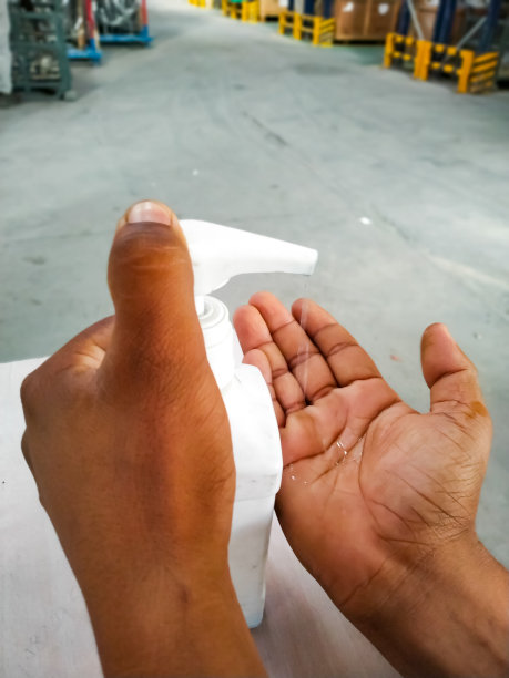 工业安全中用于应对冠状病毒的洗手液图片下载