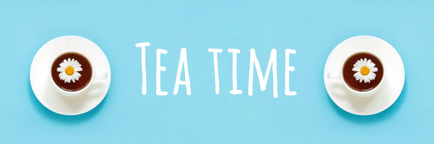 茶时间文字和两杯白茶甘菊在碟碟上，蓝色的背景。俯视图平铺横幅图片下载