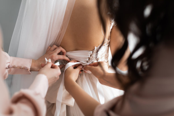 夫妇。你可以看到他们的手互相触碰。图片下载