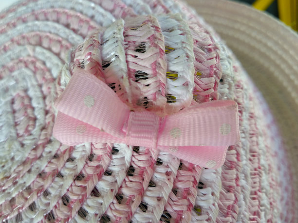 帽子上的粉色蝴蝶结。图片下载