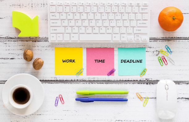 一个有丰富多彩，激励人心，节省卡片的工作场所。概念,项目的最后期限。键盘，健康零食，笔，明亮的背景。图片下载