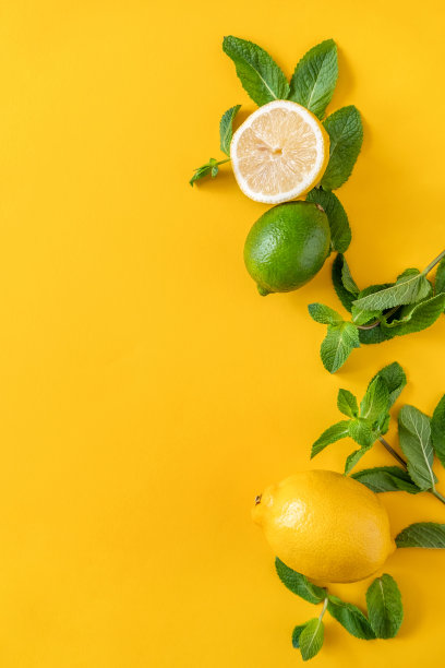 鲜薄荷叶，背景为黄色。莫吉托成分。柠檬、薄荷、柠檬。图片下载