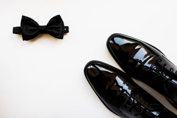 边框边缘为黑色漆皮男鞋。图片下载