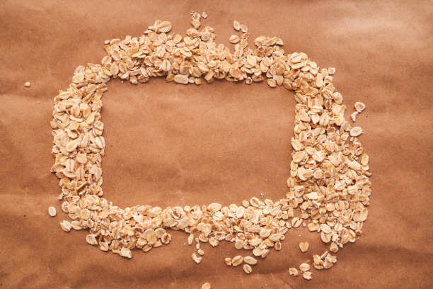 长方形的燕麦片躺在棕色的背景上图片下载