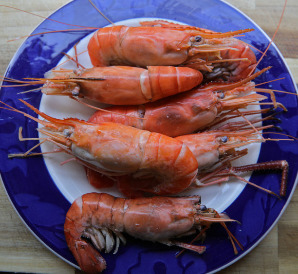 盘子里有一些红色的大虾。图片下载
