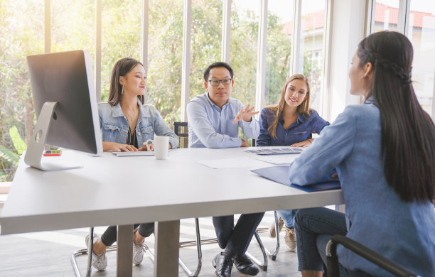 大批人像青年女子向雇主提交简历面试求职申请。这个概念体现了公司在金融房地产业务公司中适应职位的能力图片下载
