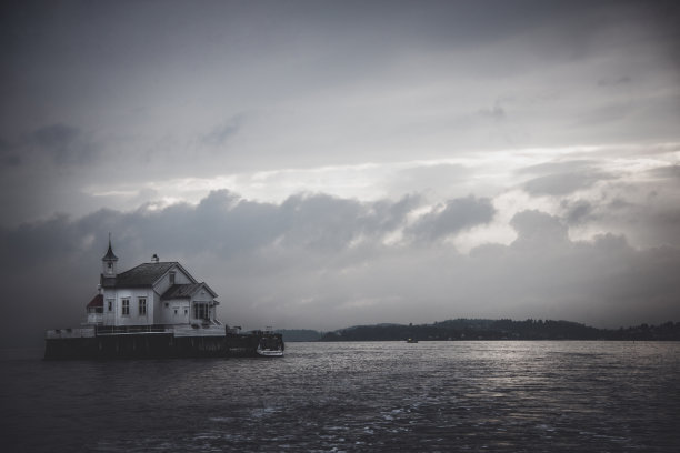 奥斯陆附近挪威峡湾的岛屿教堂图片下载