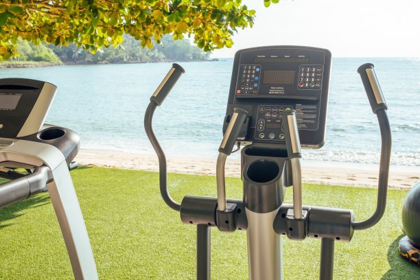 医疗保健的概念。海滩上的健身馆图片下载