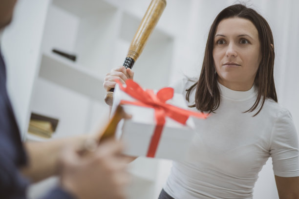 妻子因为丈夫喝醉了想打他。图片下载