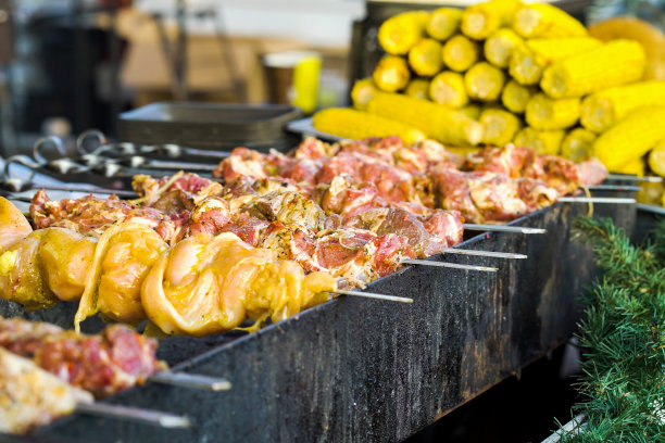 在圣诞假日市场上烤肉和甜玉米图片下载