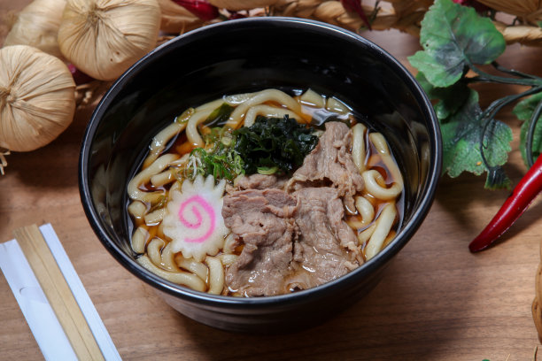 黑碗里的牛肉拉面图片下载