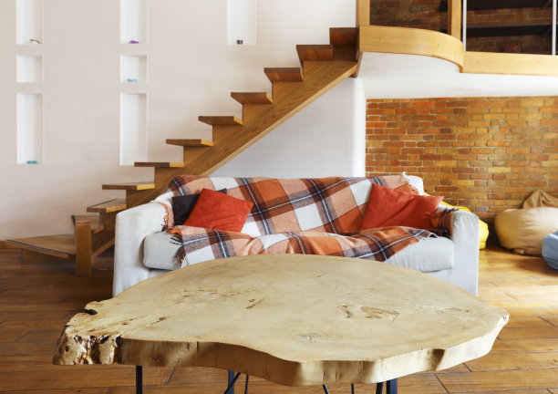 共同工作阁楼乡村风格与木桌图片下载