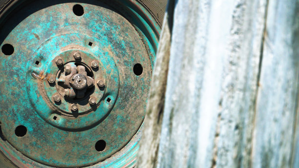 一辆旧拖拉机的细节特写图片下载