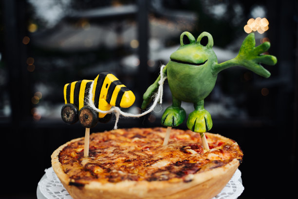 一个带有卡通装饰的派的照片图片下载