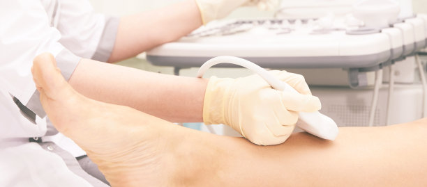 医生超声波膝关节检查。扫描医疗设备。超声诊断足部。静脉曲张脚踝检查工具图片下载
