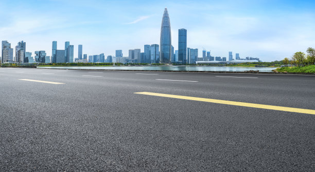 高速公路和现代城市天际线位于中国上海。图片下载