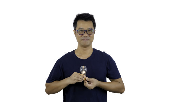 一个男人拿着白底灯泡图片下载