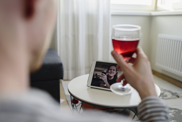 男人和女性朋友在网上喝酒图片下载