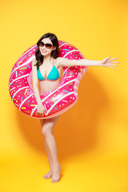 亚洲女人穿比基尼泳装图片下载