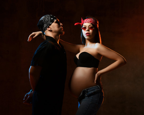年轻时尚的野蛮夫妇的肖像男人和孕妇赤裸的腹部在头巾和太阳镜图片下载