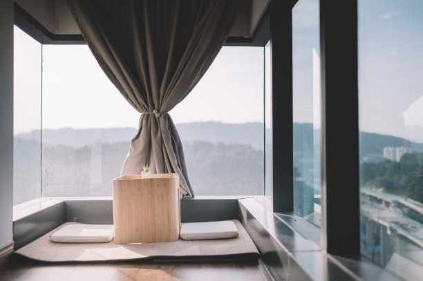 一间公寓的卧室内饰有日式装饰榻榻米图片下载