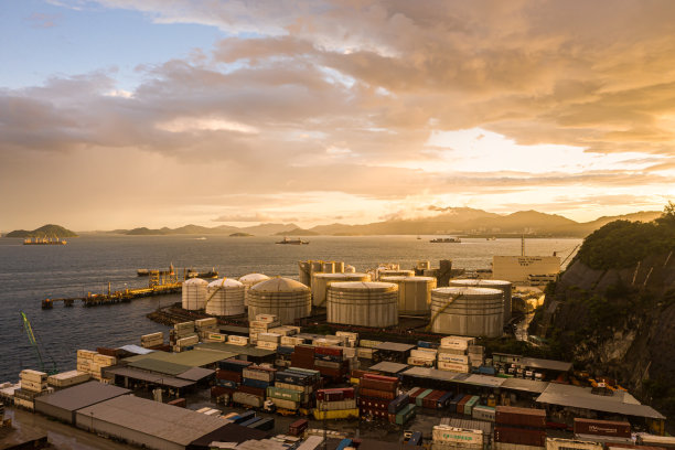 从工业园区俯瞰炼油厂，鸟瞰油气工业，炼油厂储油罐及夜间管线钢图片下载