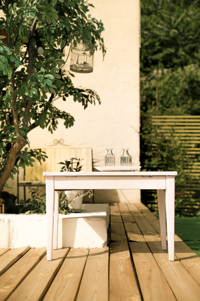 一个阳光明媚的阳台图片下载