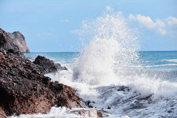海浪撞击岩石，水花飞溅图片下载