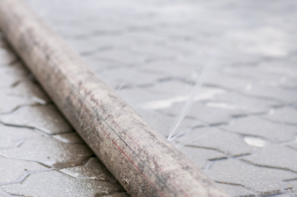 消防水龙带漏水灭火图片下载