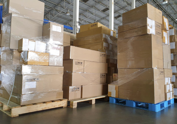 在仓库仓库用托盘堆叠装运箱。图片下载