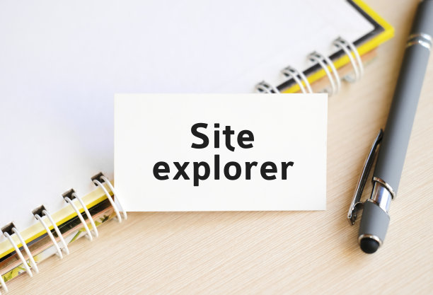 网站浏览器-文本在一个笔记本上用弹簧和灰色的笔图片下载